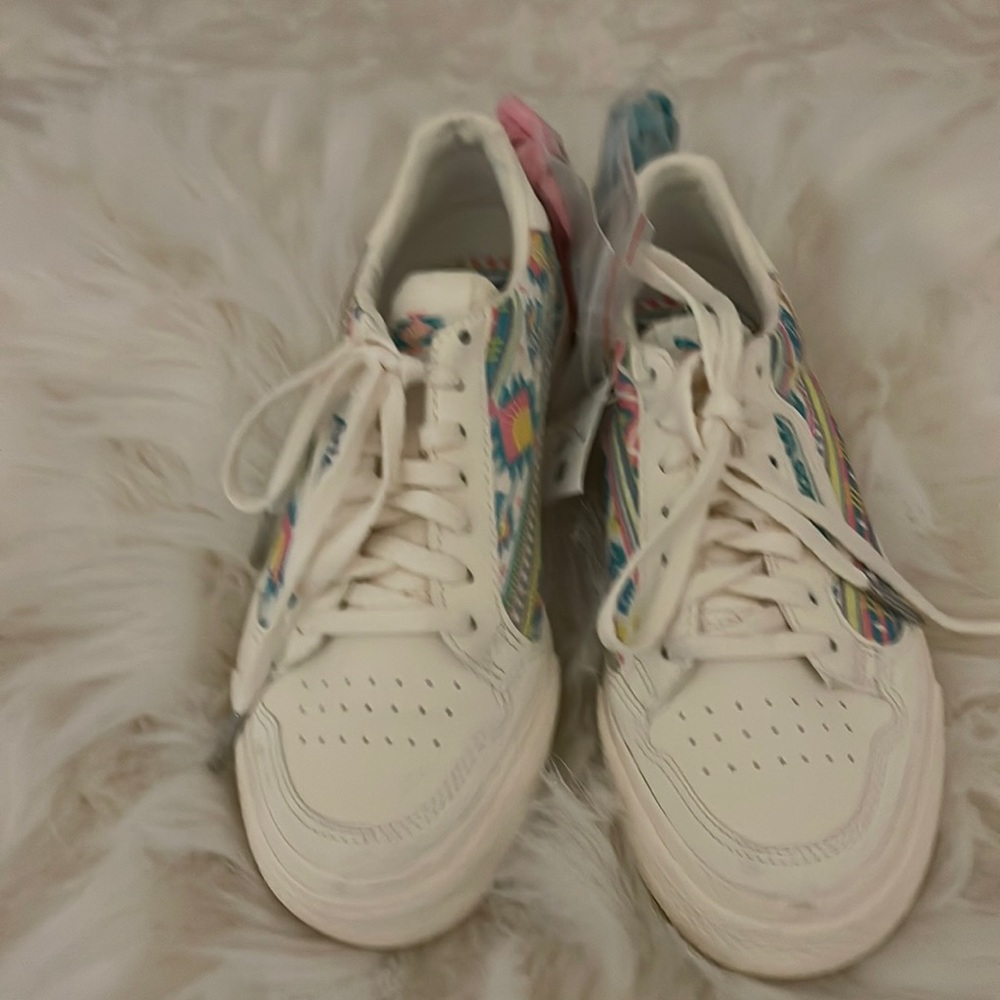 adidas super cute Arizona inspired NWT extra pair of pink and green laces.